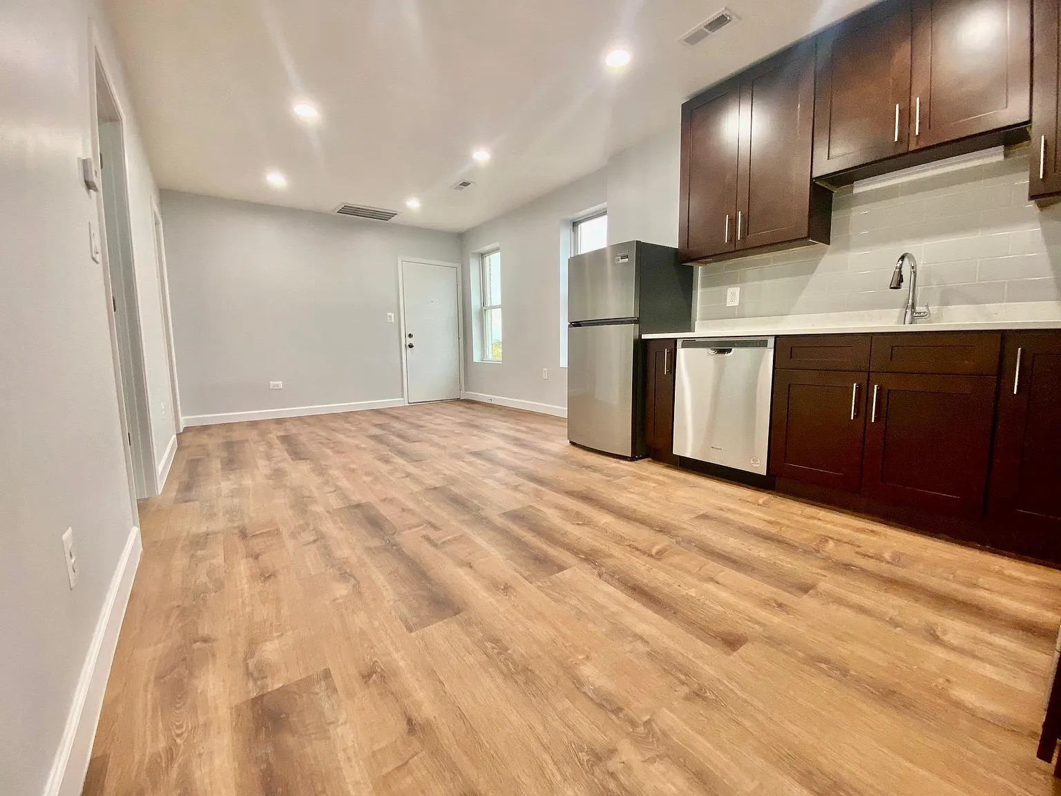 3 bed, 900 sqft, $1,690 — Photo 3