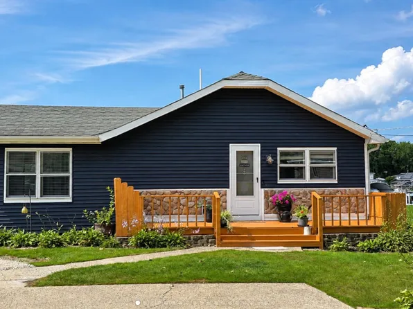 1614 W River Terrace Dr, McHenry, IL 60051
