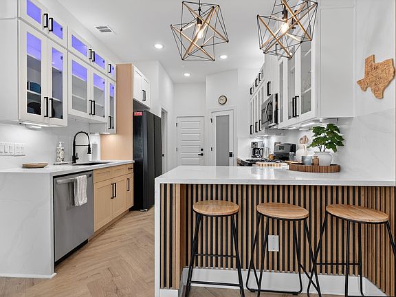 Full kitchen with a breakfast bar