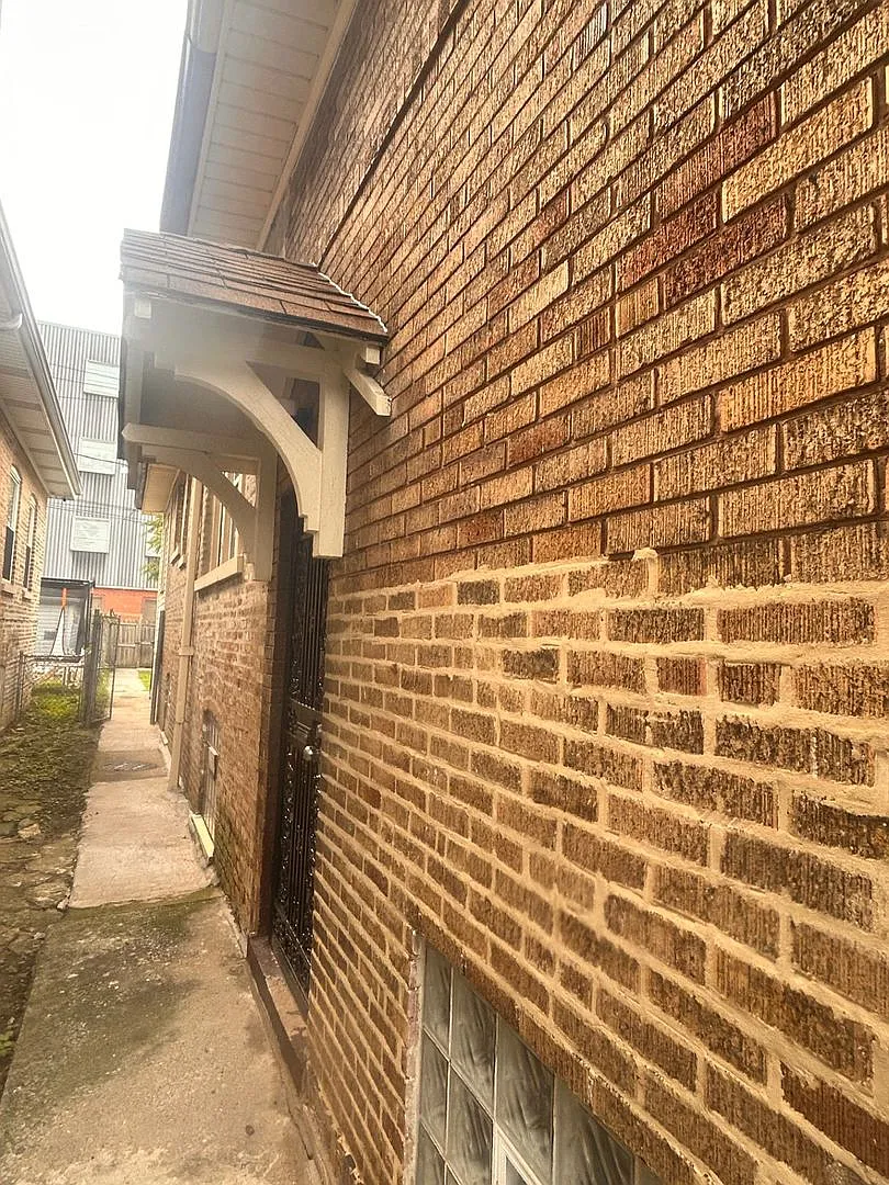 Spacious 4-Bedroom Brick Bungalow with Bonus Room — Photo 2