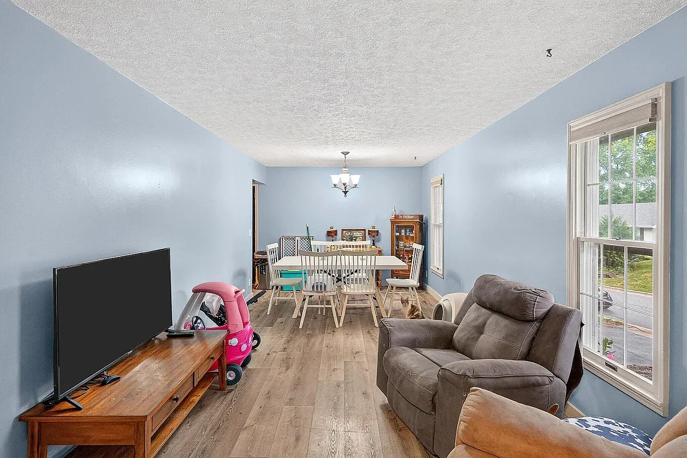 3 bed, 1438 sqft, $2,100 — Photo 2
