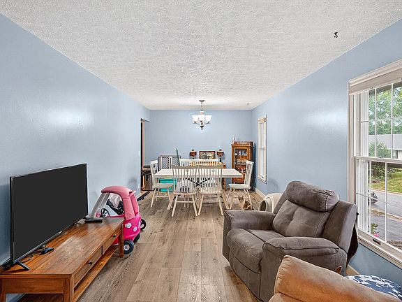 2nd image of 1200 E Summerhill St