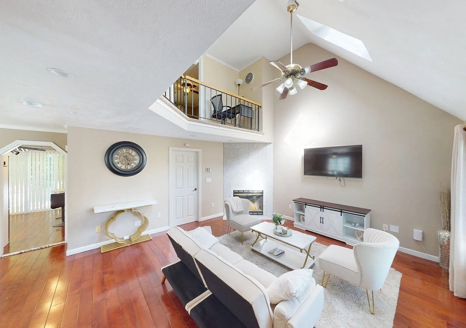 3 bed, 2.5 bath, 1368 sqft, $3,200 — Photo 3