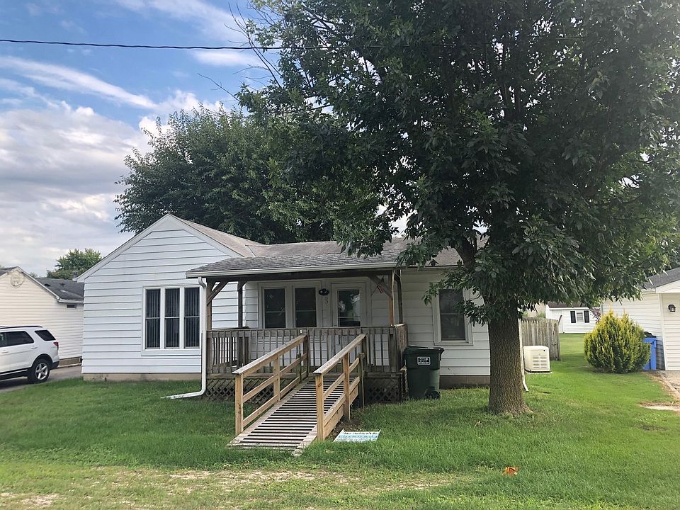 1st image of 555 Lynn St