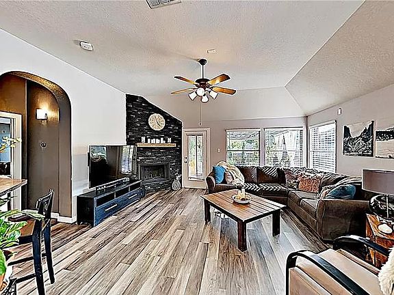 5th image of 4813 Summer Oaks Ln