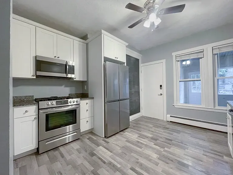 819 E 2nd St #1B — Photo 5