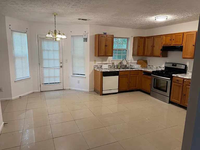 464 Village Bluff Ct — Photo 3
