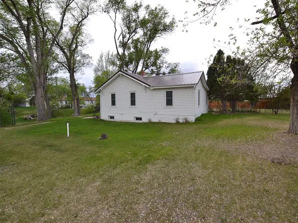 612 1/2 Maple St, Newcastle, WY 82701