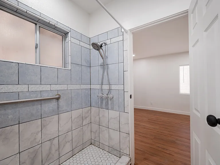 121 S Lotus Ave — Photo 15
