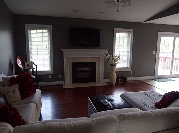 Living Room/ Gas fireplace