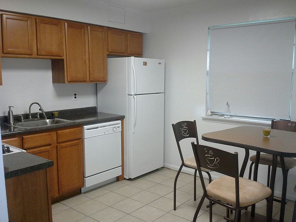 Eat-in kitchen