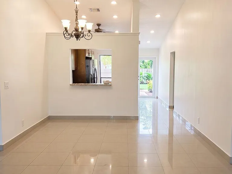 5426 SW 25th Ave — Photo 1