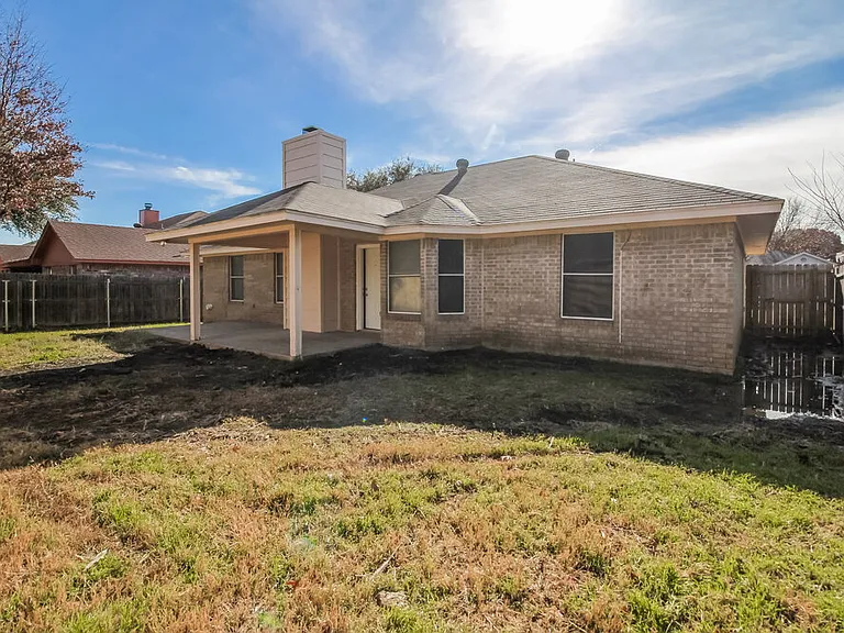 900 Vicksburg Ln — Photo 15