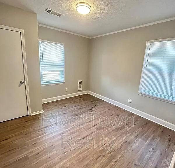 2144 Henry Ave — Photo 5