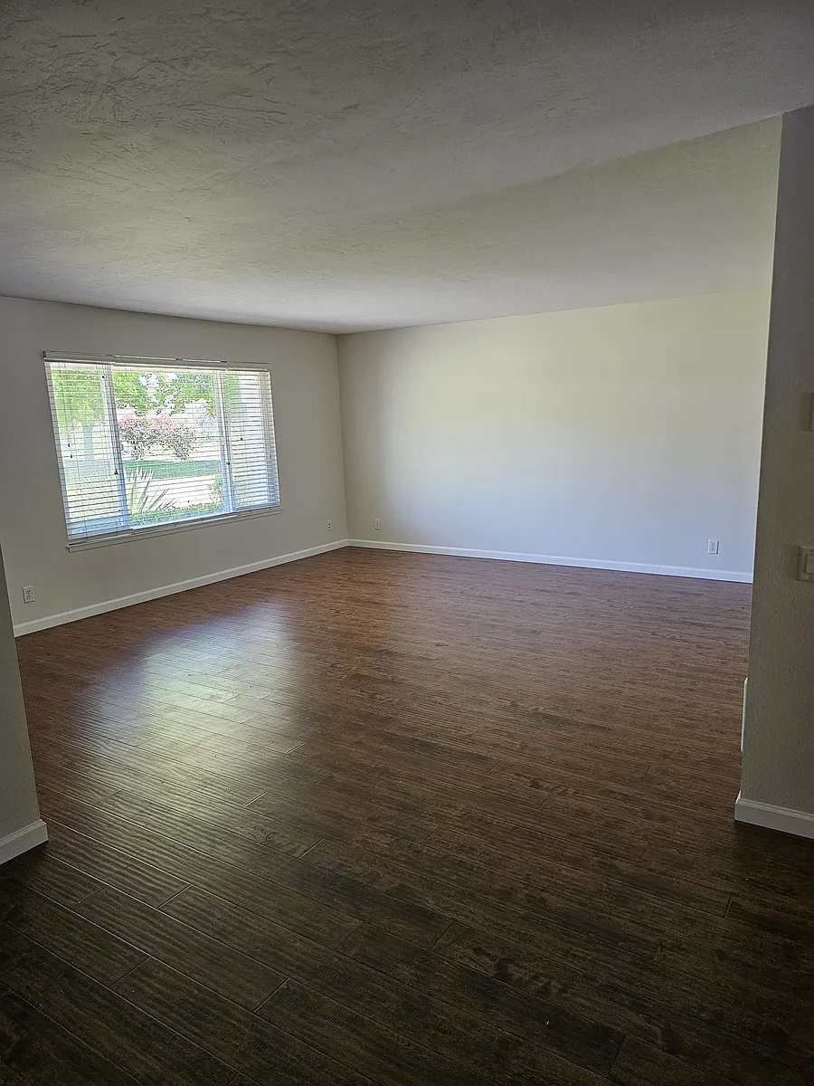 Building Photo - 766 Pearwood St