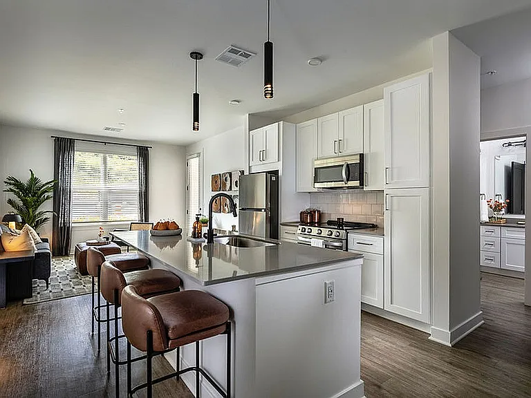 Kitchen w/Large Island