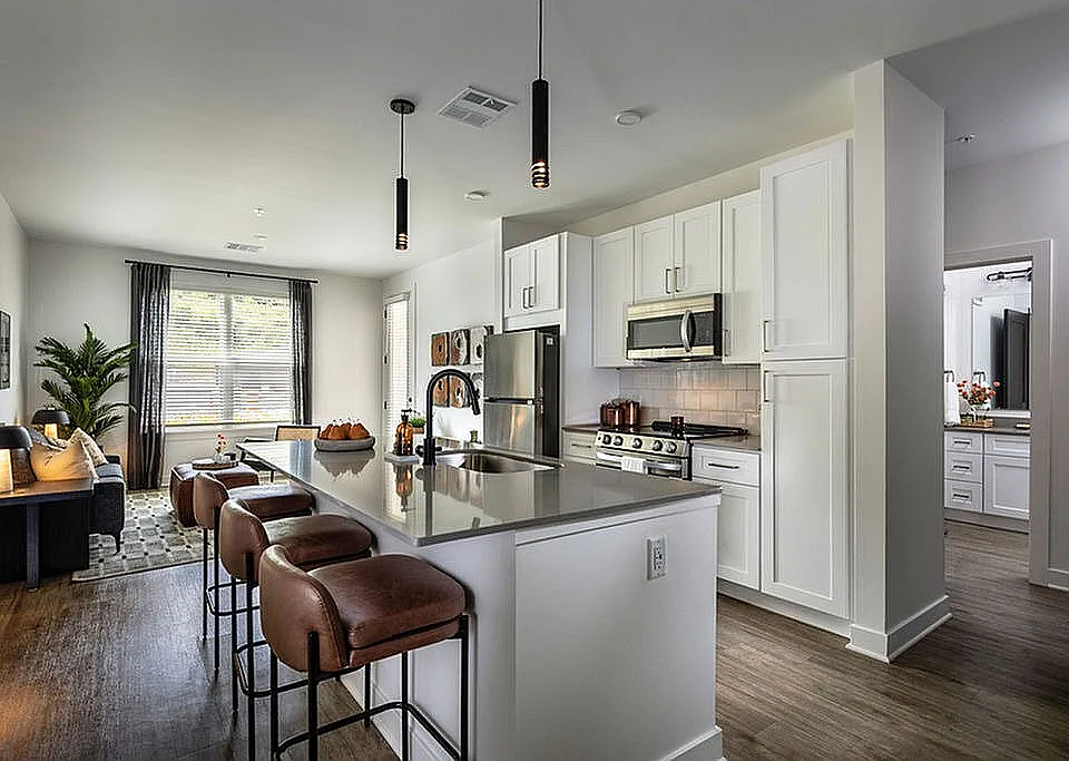 Kitchen w/Large Island
