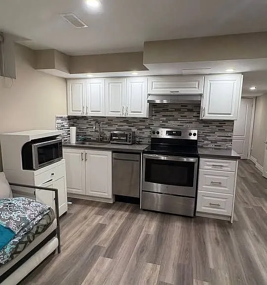 70 Pavlova Cres #BASEMENT — Photo 2