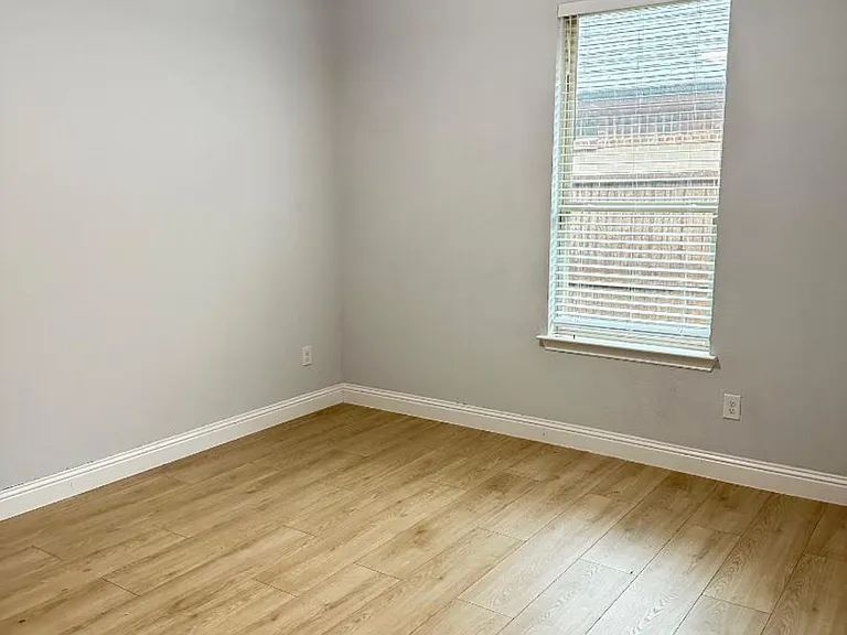2117 Avenue B — Photo 18
