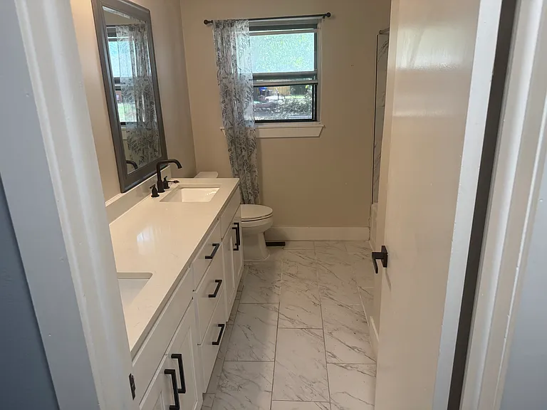 143 N Westchester Ave — Photo 24