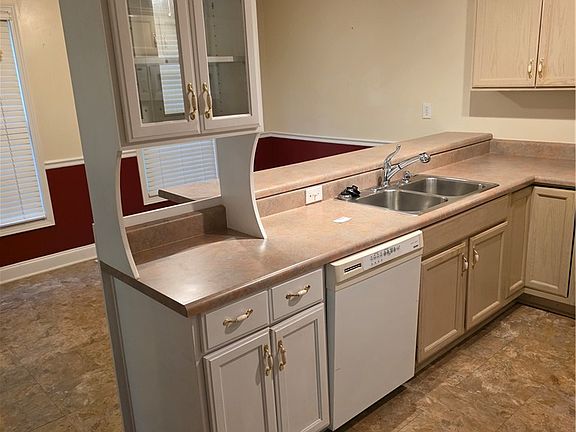 5th image of 905 N Crestview Dr