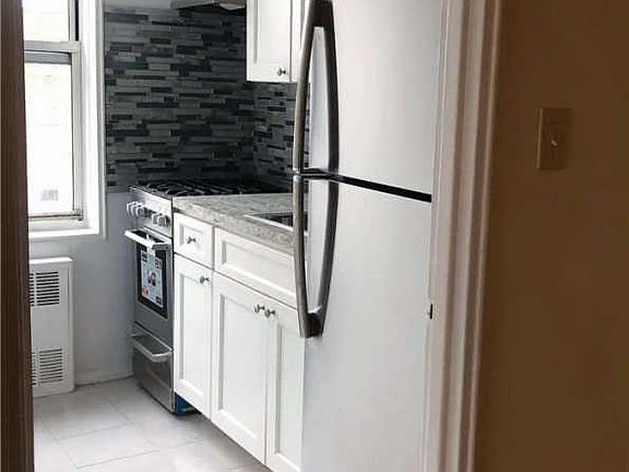 5th image of 14227 Barclay Ave APT 608