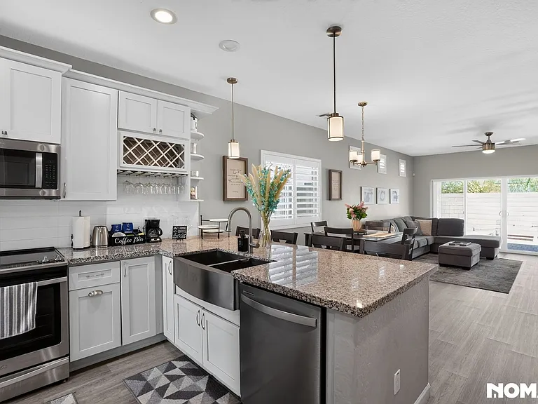 524 W Harwell Rd — Photo 1