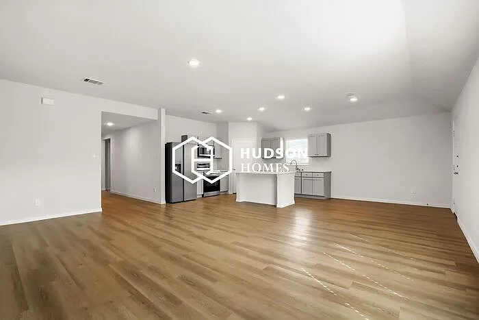 3 bed, 2.0 bath, 1660 sqft, $1,665 — Photo 3