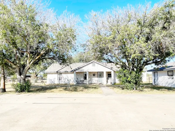 1034 County Road 664, Devine, TX 78016