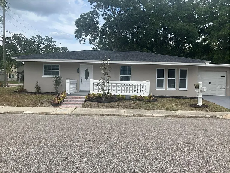 601 Banana St — Photo 3