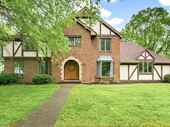951 S Azalea Blvd, Barberton, OH 44203
