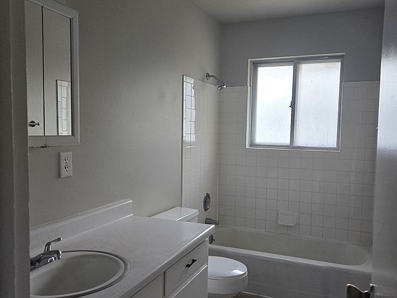 4th image of 2111 Warwick Ln