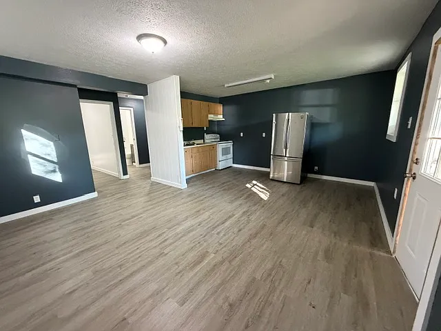 Building Photo - 496 N Riverview Rd #5