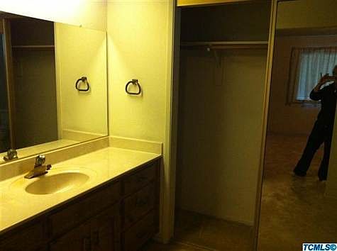3rd image of 2410 E Tulare Ave #1