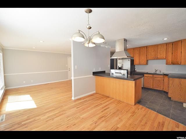 1st image of 1121 N Victoria Way
