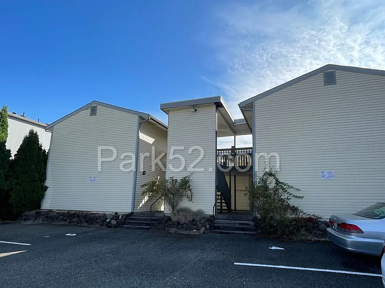 631 N Fife St #3 — Photo 1