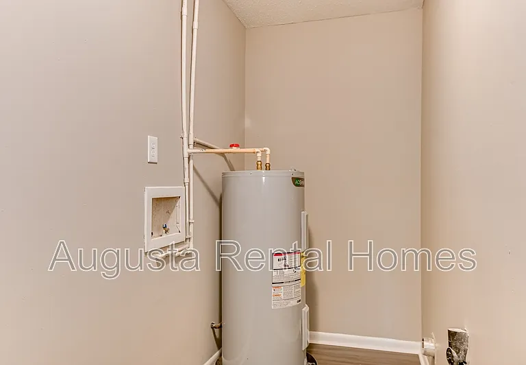 2328 Prague Ct — Photo 14