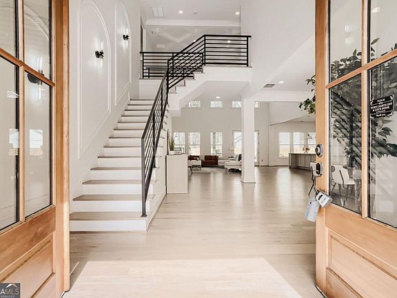 3rd image of 932 Cooper Rd