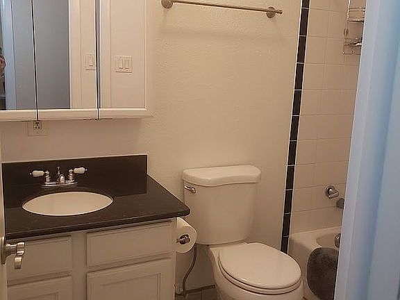 5th image of 4208 Hilton Ave NE