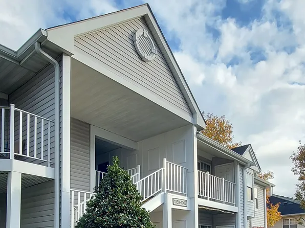 1060 Ash Dr, Mahwah, NJ 07430