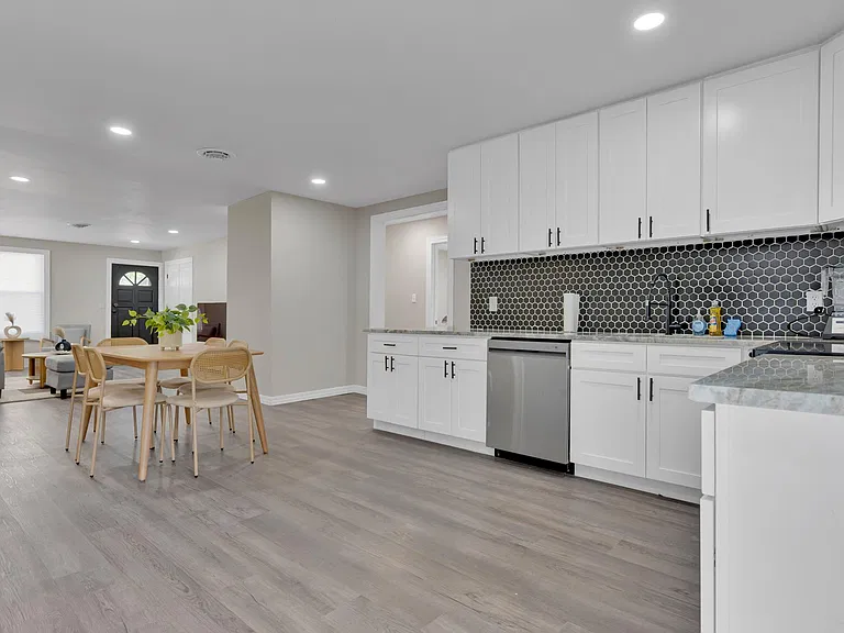 18 Montrose Dr — Photo 8