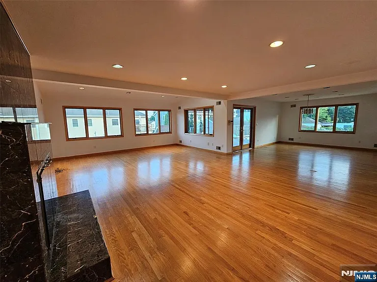 120 Johnson Ave — Photo 27