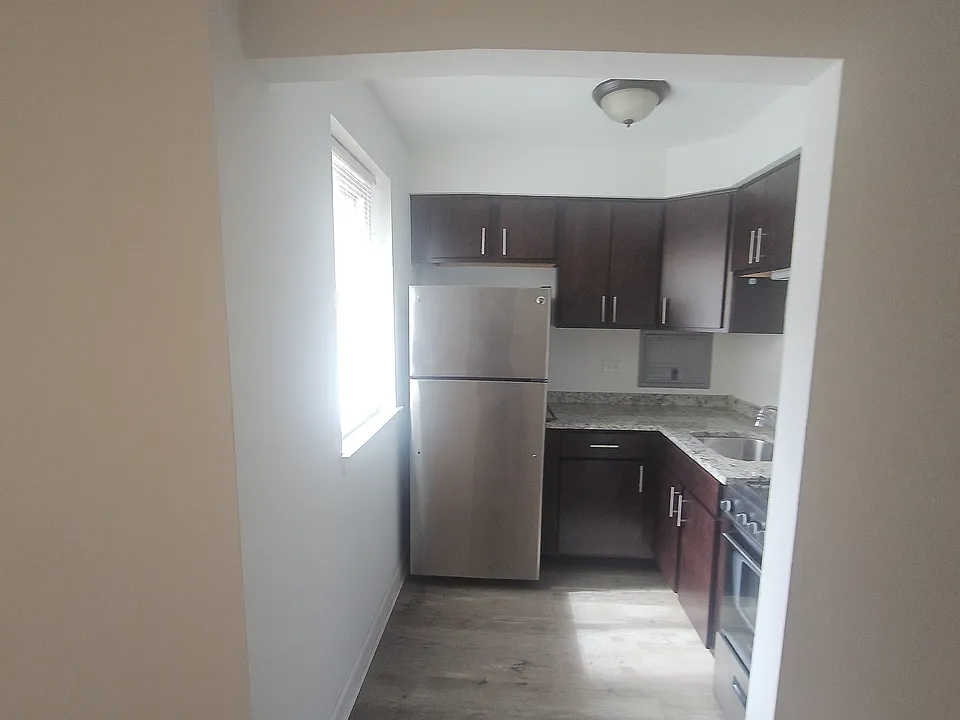 6211 N Kenmore Ave #405