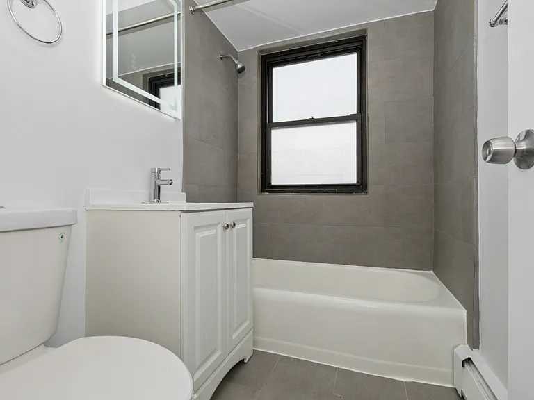 8039 S King Dr — Photo 6