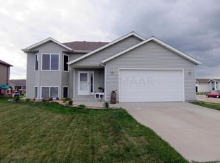 1009 39th St S, Moorhead, MN 56560