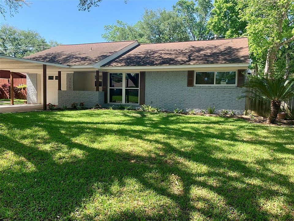 Gorgeous remodeled home located on quiet street in popular Willowbend area. Easy access freeway access to Medical Center, Downtown, and Galleria area. Convenient to shopping & restaurants. Several parks nearby.