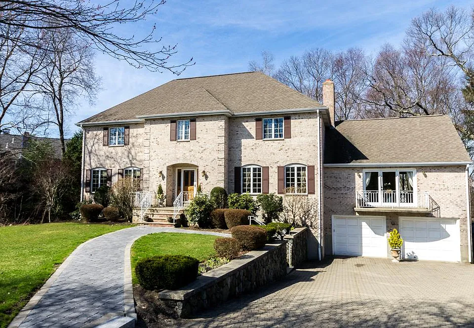 135 Lauricella Ln