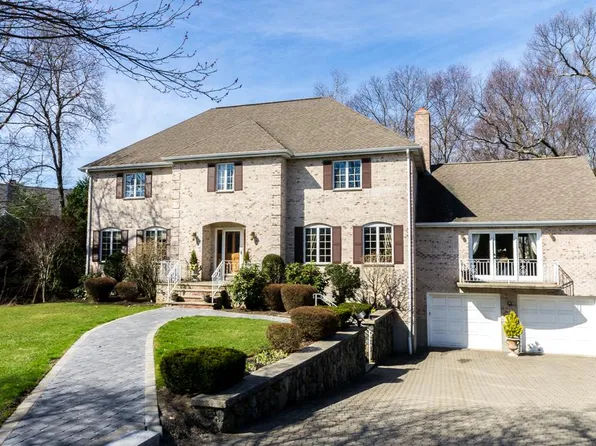 135 Lauricella Ln, Waltham, MA 02452