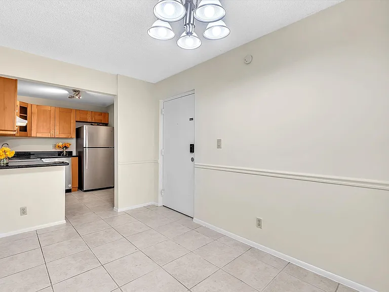 470 NW 20th St — Photo 3