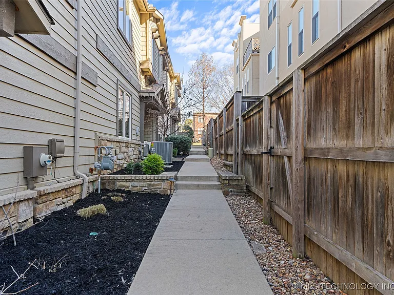 1407 S Saint Louis Ave #B — Photo 42